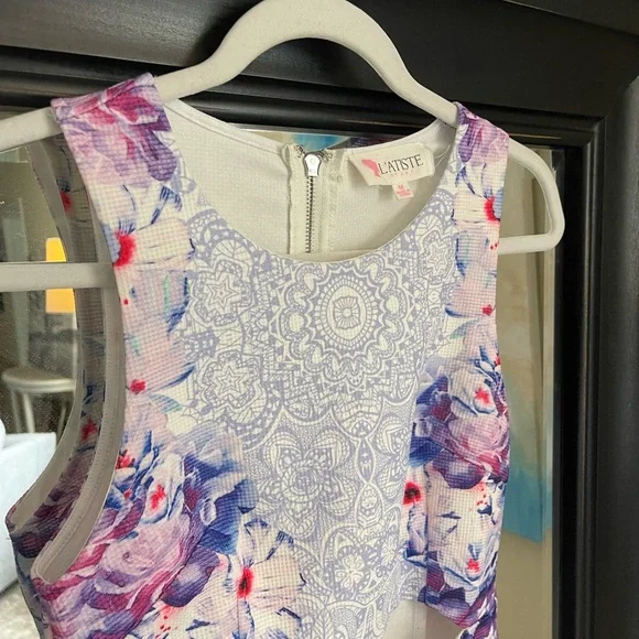 L’ATISTE Floral Cut Out Mini Dress‎ Size Medium - Picture 2 of 6